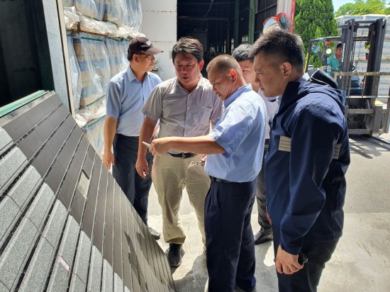 新業(yè)明白一片磁磚也會影響居家的安全，新業(yè)職人團隊親自前往位於苗栗的磁磚工廠，針對外牆磚與廠商來回溝通，並確實傳達更全面的要求與標準。