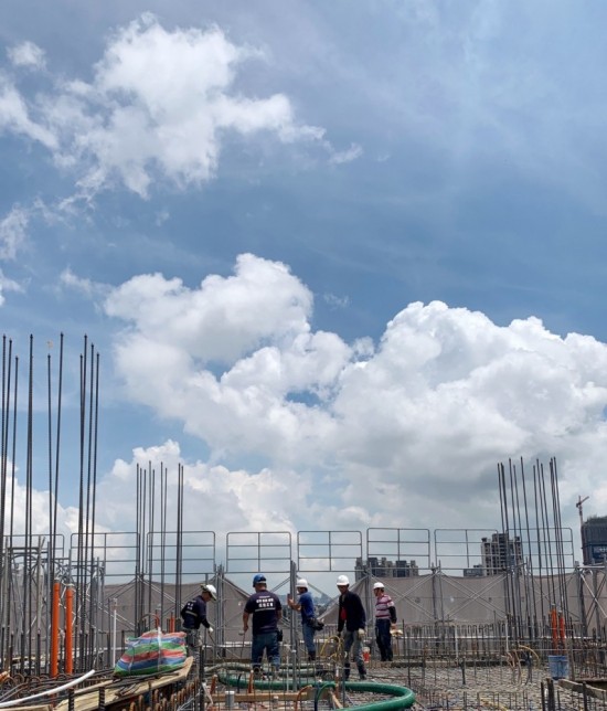 日頭赤炎炎，在「起厝母湯隨便」(臺(tái)語(yǔ))的理念驅(qū)使下，工地師傅毫無怠慢之心。