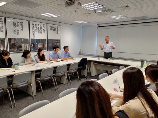 由新業(yè)建設(shè)榮譽(yù)董事長 穆椿松先生為大家?guī)砩罨逃?，說明新業(yè)成立17年以來堅(jiān)持不懈的服務(wù)理念與職人態(tài)度。