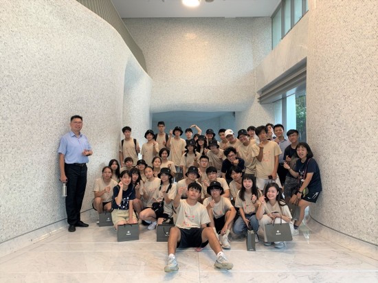 初綻的青春年華，對(duì)建築自有一番見(jiàn)解與看見(jiàn)。透過(guò)本次的東海建築營(yíng)，新業(yè)鼓勵(lì)孩子延伸自我的經(jīng)歷，期許效法隈研吾、伊東豐雄、安藤忠雄等大師風(fēng)範(fàn)，未來(lái)也能代表臺(tái)灣在國(guó)際佔(zhàn)有一席地位?。拘聵I(yè)觀峰】。