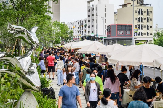 滿滿的人潮讓文青市集充滿著濃濃的人情味，趁著孩子們暑假接近尾聲，以及大人們忙裡偷閒的時光，當(dāng)天好好地「Fun一下」！
