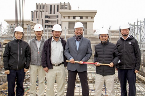 「築之細(xì)道」順利迎來上樑典禮，2020年年末，新業(yè)建設(shè)名譽董事長穆椿松先生（圖右三）、卓勝隆董事長（圖右二）、簡福榮總經(jīng)理（圖右一）、邱正光副總經(jīng)理（圖左一）一同蒞臨現(xiàn)場，祝福工程平安順利地完工。