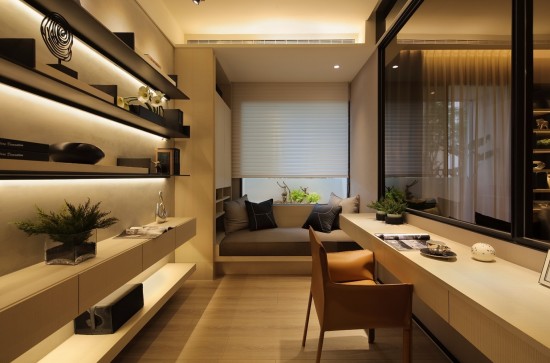 貼心小巧的書房空間，讓工作感到疲憊的您，不妨窩進(jìn)這方小天地，一頭栽進(jìn)書香與綠意的世界裡。