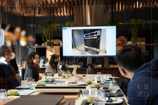 新業(yè)職人團(tuán)隊以嚴(yán)謹(jǐn)?shù)膽B(tài)度看待每次的建案，廚房空間的順暢性，讓主夫主婦輕易上手，完美的廚具櫃是職人在乎的關(guān)鍵。