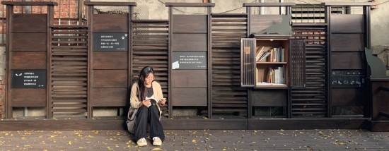 秋風颯颯，落葉如雨，晚霞的暖陽也窩進書亭裡。陽光曬得肌膚格外舒服，就像貓依偎在腳邊，不吵也不鬧，給足自己與作者對話的空間。