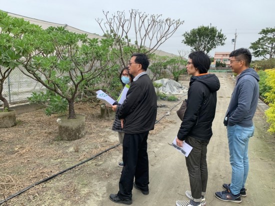 新業(yè)建設簡福榮總經(jīng)理(左二)與建築團隊們親赴產(chǎn)地一一把關+嚴選樹種。 