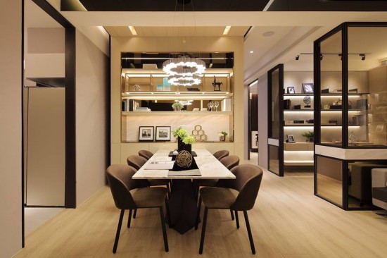 圍繞著長桌，凝聚與朋友間的互動(dòng)，讓人自然把注意力轉(zhuǎn)移到彼此的談話之間。