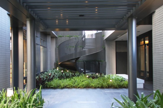 建築中某些細節(jié)與巧思，彷若音符的旋轉(zhuǎn)梯，可直接通達另一側(cè)的一樓，解決坡度的高低落差，讓住戶行進間更便利。