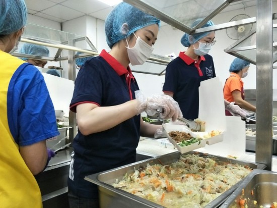 每份飯包都有需要注意的細(xì)節(jié)，飯菜的量會(huì)依照長(zhǎng)者需求給予，對(duì)每位長(zhǎng)者就如同自己的家人般呵護(hù)。