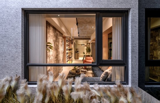 窗臺邊的蘆葦隨風(fēng)搖曳，宛若翩翩細(xì)羽的葉片，彷若是天使不慎遺落在人間的翅膀，幻化而成的祝福。