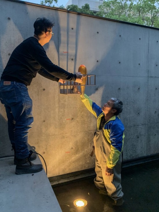 小心翼翼地捧起琉璃燈飾與金屬欄框，在不同高低的位置與角度，看見光影千變的樣貌。