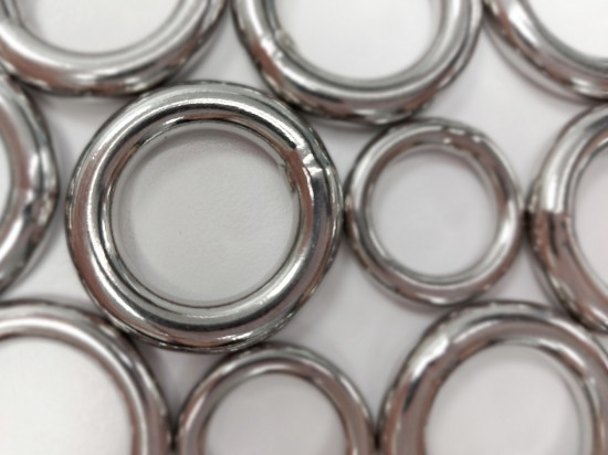 作品『灰階－方』是由一個個鋼圈透過手工氬焊的處理方式構成面。每個圓圈相交之處皆需焊接，因此一個完成的作品裡集結了成千上萬個焊點。