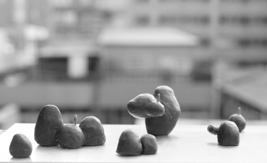 藝術(shù)品《漂浮著》-石頭成山頭，雲(yún)躲藏裡間，蘊(yùn)含對(duì)雲(yún)、對(duì)海浪漫的心思。(圖為素模)
