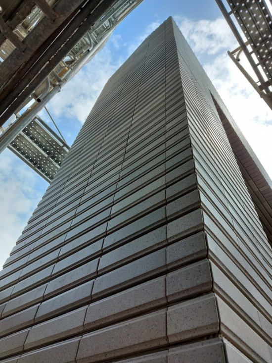 抬頭仰望，整齊劃一的磚瓦線條、隱約展露的藍(lán)天白雲(yún)，形成一幅壯觀的綺麗畫面。