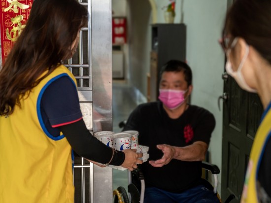 一份份來自甘霖基金會準(zhǔn)備的客製化飯包，親手送到長輩手中，新業(yè)也參與志工的行列，送上餐點與暖意。 