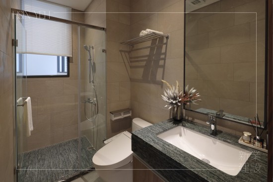 新業(yè)建設(shè)職人團(tuán)隊(duì)實(shí)地選材，衛(wèi)浴空間的設(shè)計(jì)需符合使用者的需求，從盥洗區(qū)、沐浴區(qū)、馬桶區(qū)的相互協(xié)調(diào)，讓住戶在空間內(nèi)能夠從容地完成。