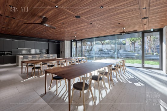 溫煦的日光，灑落在築願(yuàn)景多功能廚藝教室，精選臺(tái)灣手工打造的家俱，修長(zhǎng)的流線比例與細(xì)緻的工藝結(jié)合，使木紋自然的色澤變得鮮明活耀。