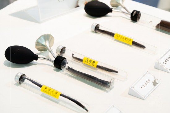 透過香草風味輪，探索來自大溪地、巴布亞新幾內(nèi)亞、東加王國等， 13款不同品種的香草莢，從清新到濃郁、風味變化無窮，每種氣味因人而異，豐富又有趣。