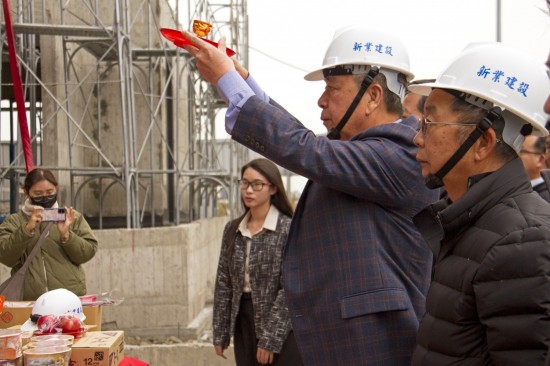 「上樑有如人之加冠」，就像古人在衣著大致完成後，才會(huì)戴上帽子使衣冠楚楚一般，上樑儀式也象徵著建築主體已接近完工。(圖右二為新業(yè)建設(shè)名譽(yù)董事長(zhǎng)穆椿松先生，圖右一為卓勝隆董事長(zhǎng))