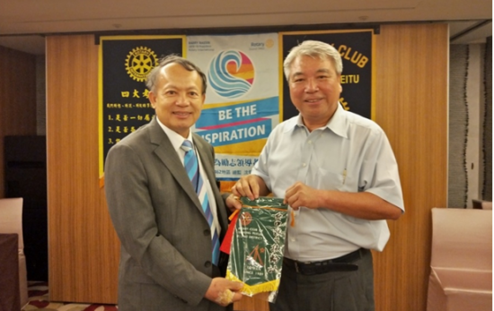 臺中北屯扶輪社社長許金龍(左)感謝新業(yè)建設穆椿松董事長(右)贈與會旗。
