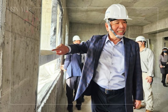 新業(yè)建設(shè)創(chuàng)辦人穆椿松先生自身為建築師，講究工法與品質(zhì)，以職人匠心成就一座座優(yōu)質(zhì)的品味建築。