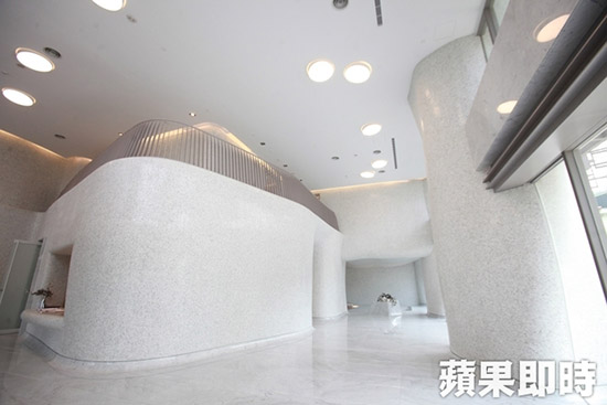 大廳成白色、弧形，具雲(yún)海意象。