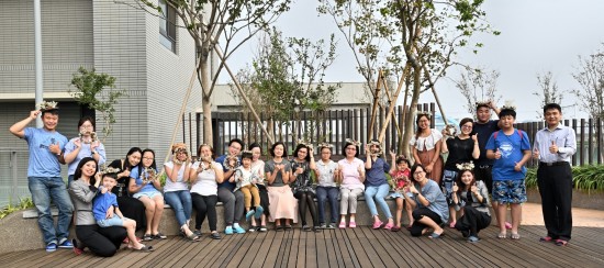 戴上浪漫唯美的花圈，每人瞬間化身為風(fēng)度翩翩的花仙子/王子。