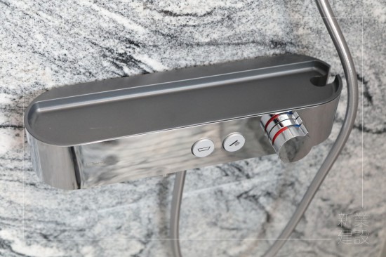 沐浴龍頭最重要的是要提供穩(wěn)定的水溫，新業(yè)職人團(tuán)隊(duì)除了選擇恆溫龍頭，更加入美學(xué)條件及機(jī)能性，採(cǎi)用兼具外觀設(shè)計(jì)及收納功能的產(chǎn)品。