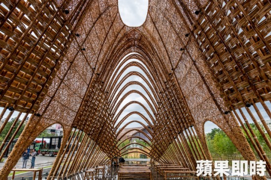 該案的竹編藝術(shù)，請(qǐng)到藝術(shù)家王文志來合作施工。業(yè)者提供