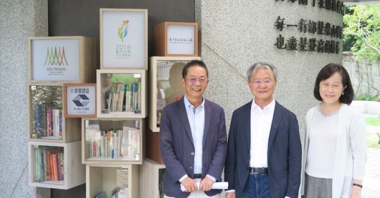 左起新業(yè)建設(shè)董事長卓勝隆、文化局長王志誠與知名作家廖玉蕙於人文書席前合影。（圖片提供：臺中市文化局）