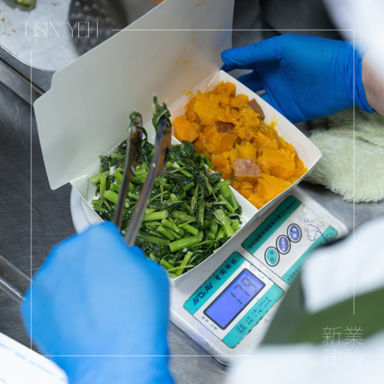 每位長輩需求不同，由營養(yǎng)師依長輩的飲食禁忌、咀嚼及吞嚥狀況等，精準調(diào)配克數(shù)，讓每份餐點都是「我們在乎您」的溫暖。