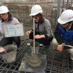 職人建築團(tuán)隊(duì)正在進(jìn)行混凝土的「坍度」測試，混凝土成分比例必須拿捏得宜，才能具備一定強(qiáng)度，順利將混凝土填充到樑柱與鋼筋間隙裡。