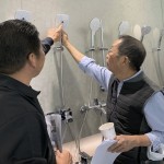 蓮蓬頭的紋路曲線、孔洞大小與位置，都會決定出水量的均勻程度，根據(jù)水壓強(qiáng)度也會帶來按摩舒壓的作用。職人認(rèn)為，一天尾聲就該讓自己置身之下，感受氤氳蒸騰，是舒心暢快迎接嶄新黎明的關(guān)鍵。(圖右一為新業(yè)建設(shè)卓勝隆董事長）