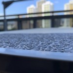 抿石子反覆繁瑣的過程，堅持終有所成，手工一遍遍擦拭著，質感較細緻，觸感較溫和。