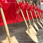 閃耀著金銅色光輝的開(kāi)工鏟子，將剷出心中築夢(mèng)成真的美好願(yuàn)景，期待往後的日子與建築的共築共長(zhǎng)。