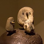 藝術(shù)家王忠龍透過廢五金與原石創(chuàng)作，認(rèn)為廢五金是人類使用生活的足跡，代表人的角色，石頭是完全沒有經(jīng)過人工的雕琢，代表自然的角色，寓意人跟自然的和諧關(guān)係。