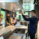 用指尖撫摸材質(zhì)的觸感，感受機(jī)能的到位，收納及清理系統(tǒng)化、操作動線流暢，是新業(yè)職人選品的著重點。(圖左二為新業(yè)卓勝隆董事長)