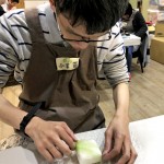 輕輕撕起、再縱橫交錯反覆鋪毛，持續(xù)數(shù)次過程後，翻面再來，從開始接觸、上手，接著到維持一定品質(zhì)，這過程對庇護(hù)員工來說並不容易。