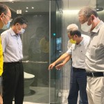 沐浴時光開啟與自己的一段對話，並保有一方私領域，由職人的獨特眼光及選品的標準，方可擁有沉澱心靈的舒適空間。(圖右一為新業(yè)建設名譽董事長-穆椿松先生、圖右二為卓勝隆董事長）