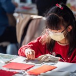 動動手指，刻畫出獨一無二的年節(jié)意象圖樣，印製在春聯(lián)與紅包袋上，更可以帶回家重複使用，讓這個過年很不一樣！