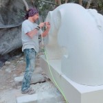 西班牙雕塑家–Nando Alvarez，選用石灰?guī)r作為素材，作品多以自然弧線與粗糙光滑的對(duì)比來(lái)呈現(xiàn)，也反映著兩者的並存。