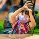 有趣的互動遊戲，讓小朋友模仿動作，打開好奇心與專注力，跟著舞臺上的大哥哥大姊姊一起玩音樂。