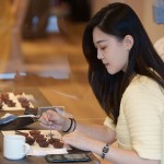 家族們優(yōu)雅的細(xì)嚐著每一款來(lái)自不同國(guó)家的巧克力，搭配著冠軍咖啡，是為午後的一場(chǎng)閒情逸致。