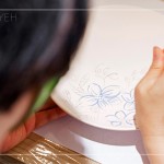 一筆一畫(huà)描繪著初綻的花瓣，伴隨綠意簇?fù)?，栩栩如生，?huà)筆下，勾勒出綻放的生命力。