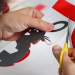 「剪紙藝術(shù)」不僅是常民文化美學(xué)，也是重要的無形文化遺產(chǎn)。運(yùn)用鏤空的手法，選
擇色彩的去留。