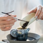 從日常茶飯事昇華到美學(xué)層次，卻又不同日本茶道般正襟危坐的臺(tái)式茶席。老師表示「喝茶是一種偷得浮生半日閑的樂趣，一杯清香回甘的好茶，可以把人帶入放鬆的狀態(tài)。」