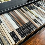 每款板材都具有獨特的紋路與質地，細細琢磨，以講究貼近生活，成為職人選品的千種理由。