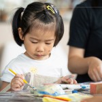 孩子們揮灑著創(chuàng)意，將捏製好的陶風(fēng)鈴物件塗滿色彩，小手上有著顏料的印記，期待燒製完成的這只創(chuàng)作品。