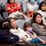 以幽默詼諧的方式分享親身經(jīng)歷，讓在座的家族好友們歡笑不斷。