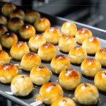 登！出爐囉～用溫?zé)犭p手一捏一壓，一顆顆如黃金般的美好心意，在佳節(jié)時(shí)刻為長(zhǎng)輩們獻(xiàn)上深深祝福。